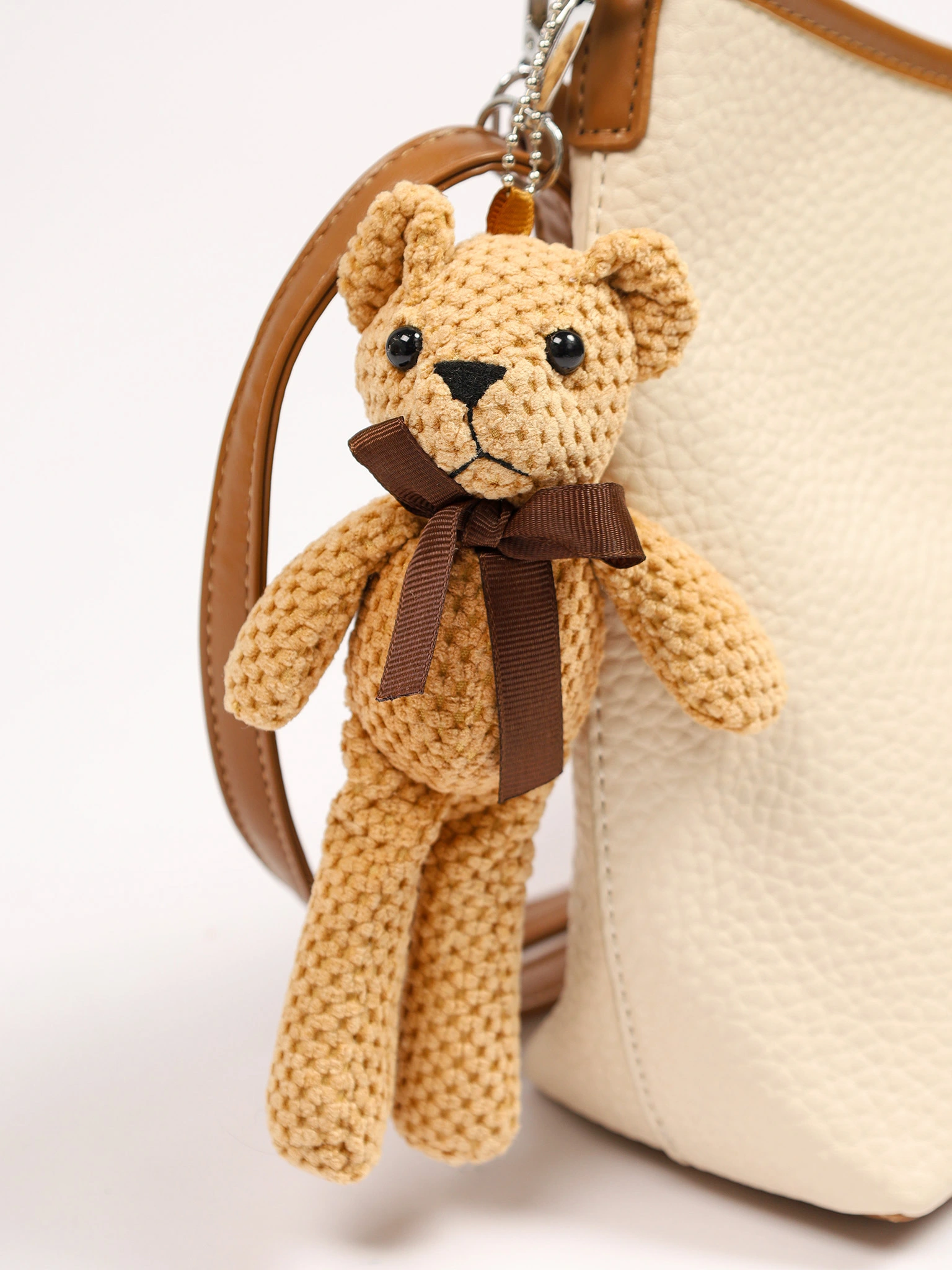 Сумка-кроссбоди  с декоративным брелком в ассортименте